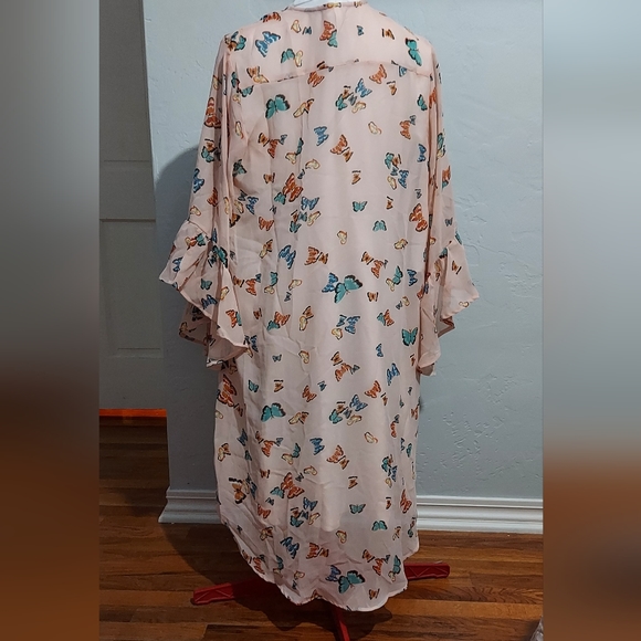 Live 4 Truth Peachy-pink butterfly design 1X - Picture 3 of 9